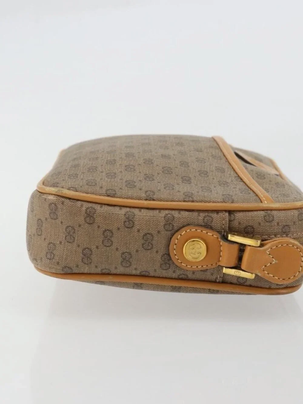 Gucci brand	gucci color	beige